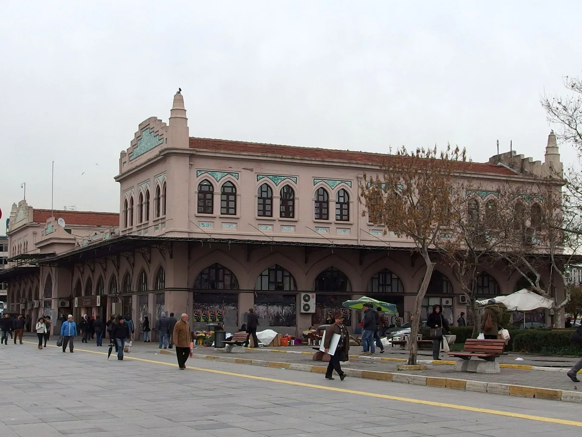 Eski hal binasının köşe cephesi, 7 Aralık 2013