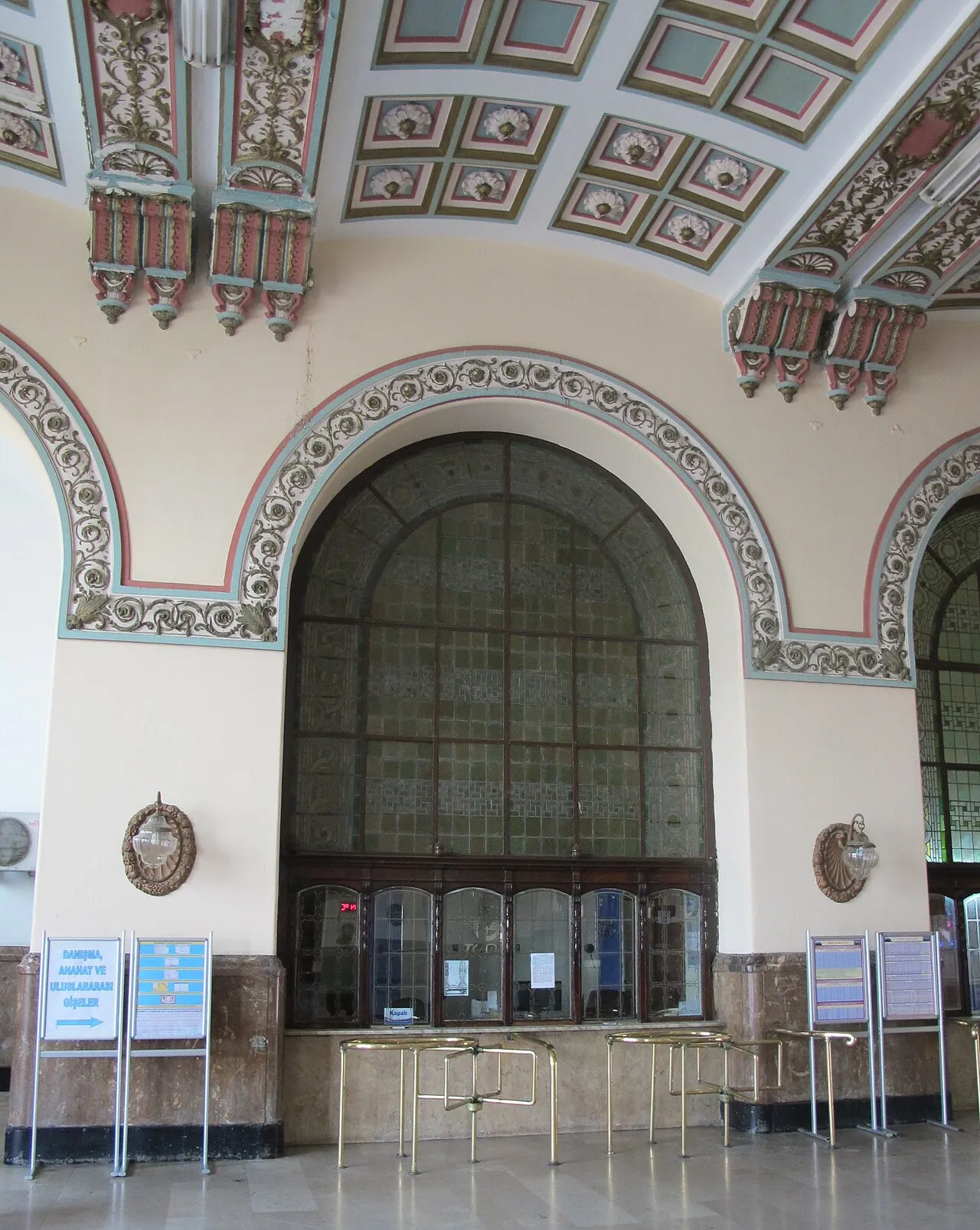 Haydarpaşa’nın tarihî gişeleri · Nisan 2015