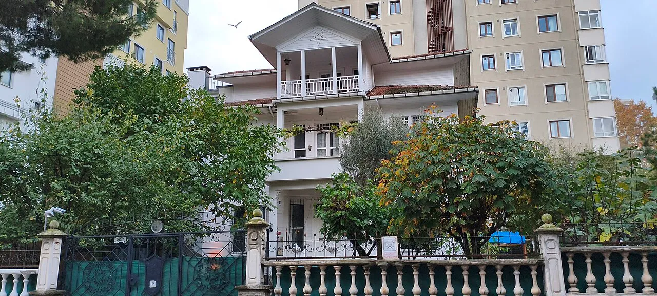 Çavuş Kuşu Sokak’ta eski konut