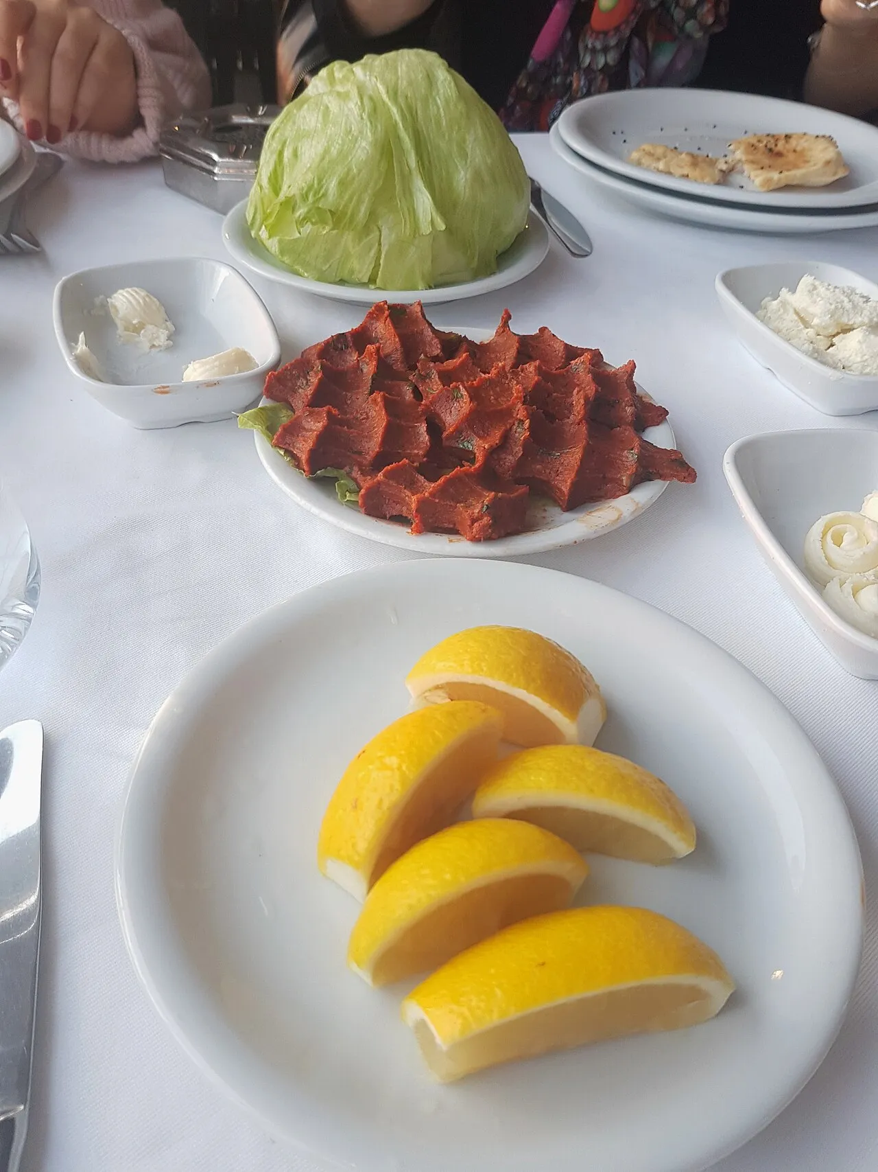 Develi Kalamış’ta çiğ köfte ve yeşillik servisi