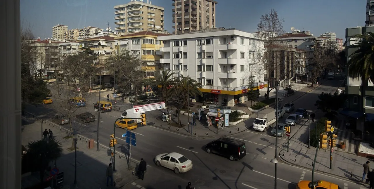 Cadde boyunca apartmanlar · Şubat 2008