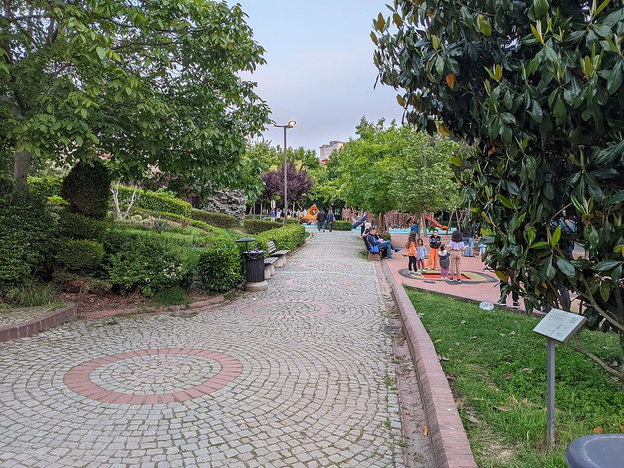 Selamiçeşme Özgürlük Parkı’nda günün ilk ışıkları