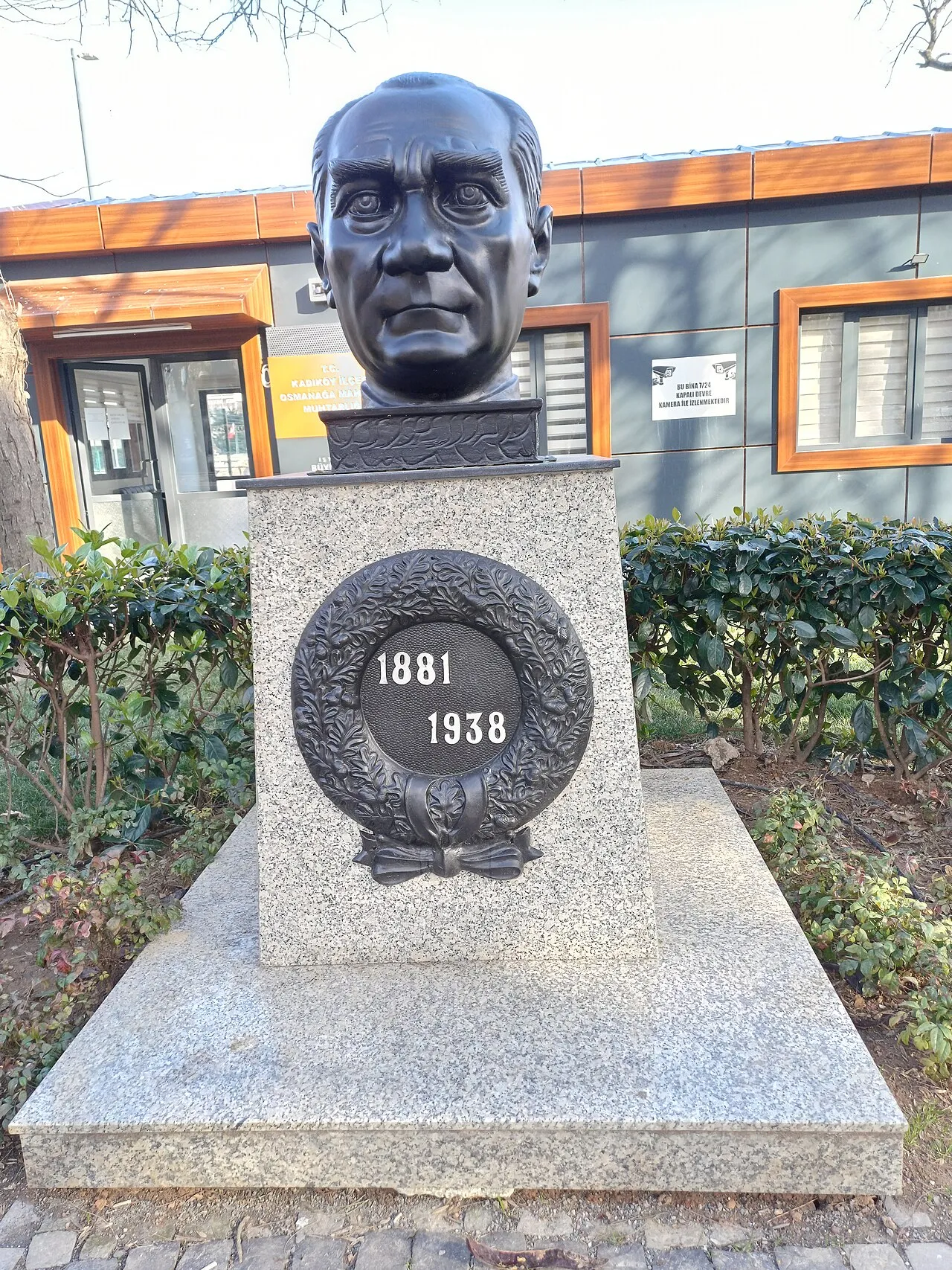Yoğurtçu Parkı’nda Atatürk büstü · Şubat 2024