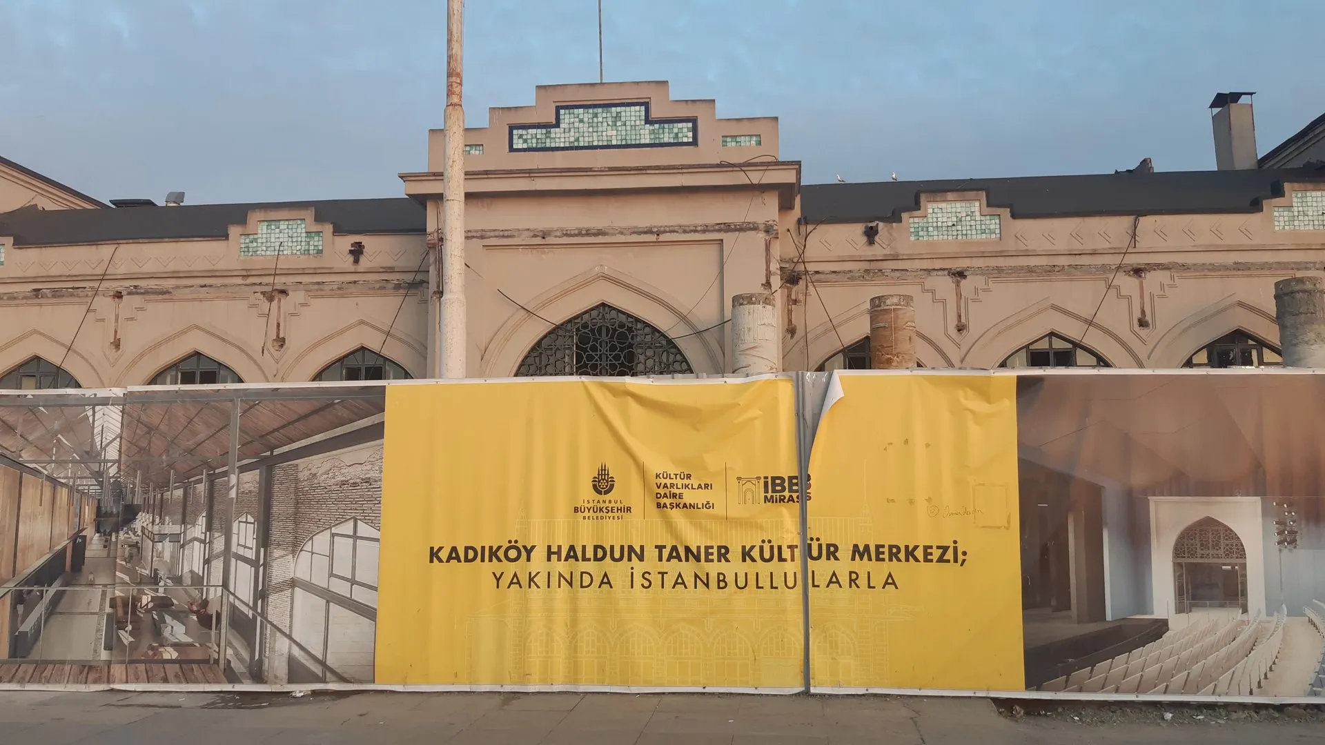Restorasyon sınırının gerisindeki cephe, 4 Mayıs 2022