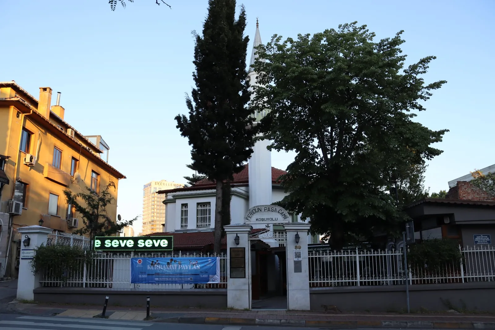 Koşuyolu’nda Feridun Paşa Camii’nin sokaktan girişi, Mayıs 2025