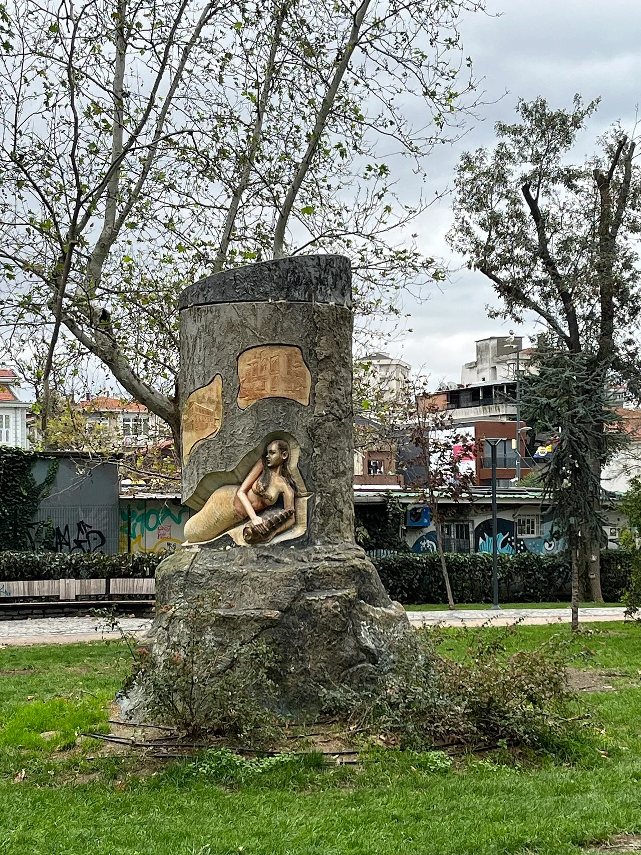 Yoğurtçu Parkı’nda figürlü anıt · Kasım 2023