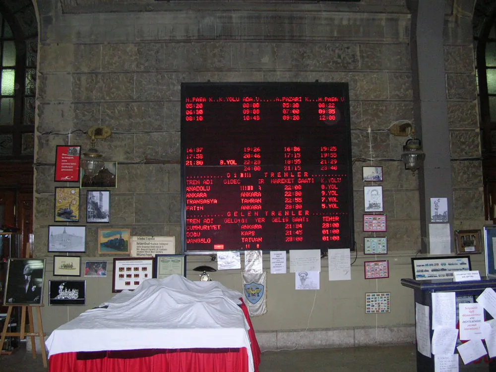Haydarpaşa’da sefer panosu · Ekim 2006