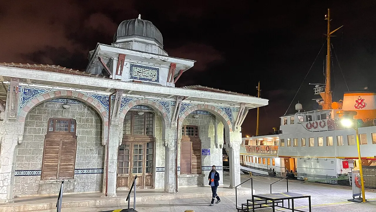 Bostancı İskelesi’nin giriş cephesi · Ekim 2021