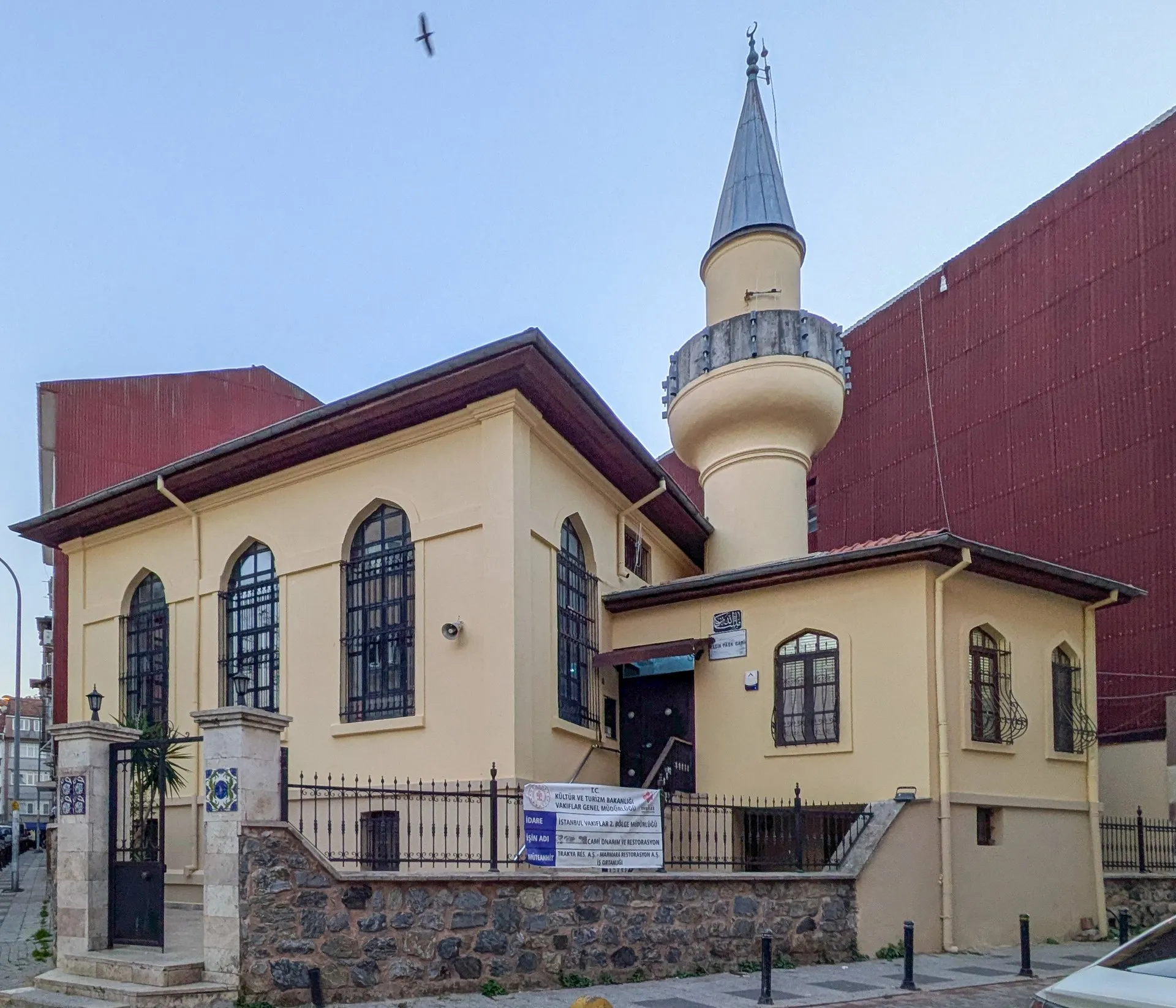 Rasim Paşa Camii’nin cephesi ve minaresi, 19 Kasım 2024