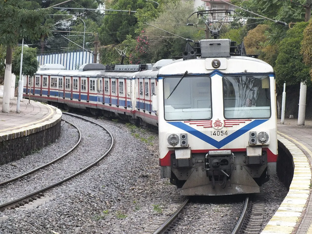 Göztepe’de eski banliyö treni · Ekim 2011
