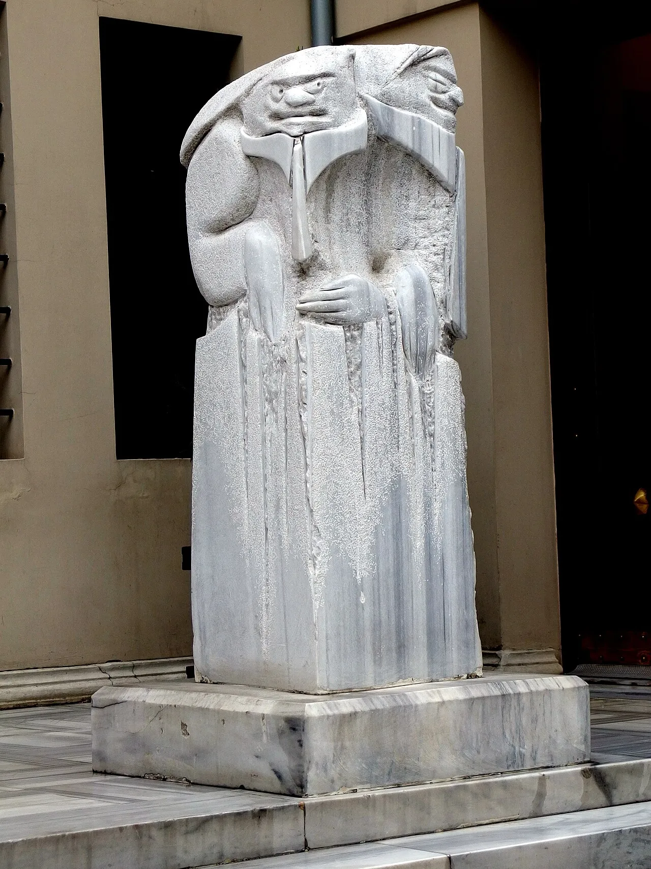 Girişteki maskeli figür · Aralık 2013