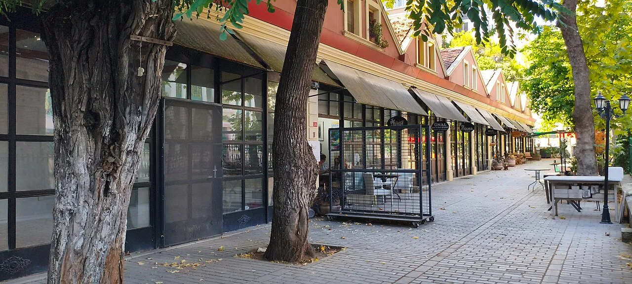 Cami yanında sıra dükkânlar · Temmuz 2026