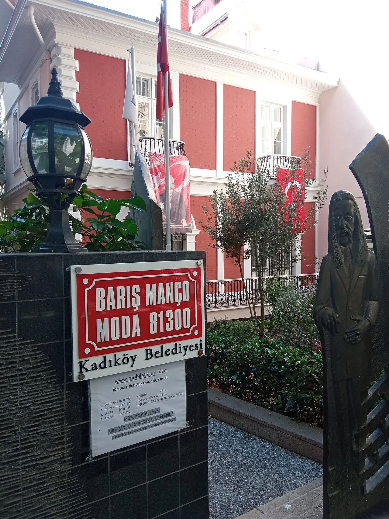 Moda’daki Barış Manço Evi’nin bahçe girişi