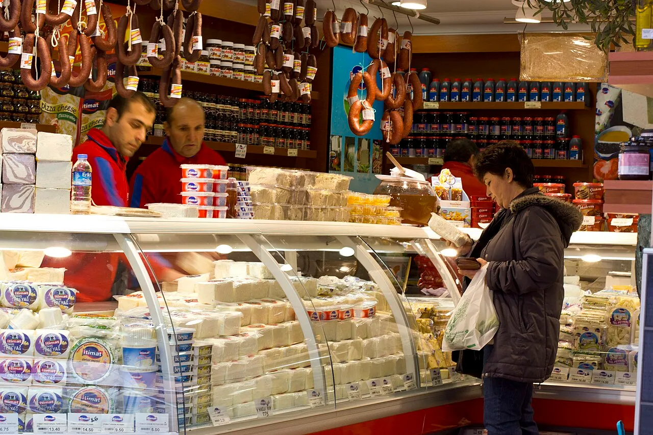 Kadıköy Çarşısı’nda bir şarküterinin alışveriş ortamı