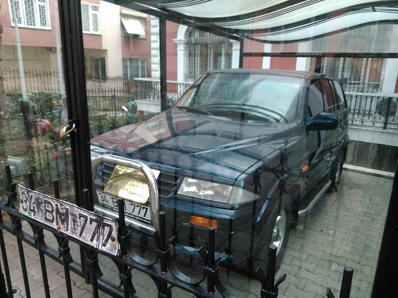 Barış Manço’nun evin önünde sergilenen otomobili