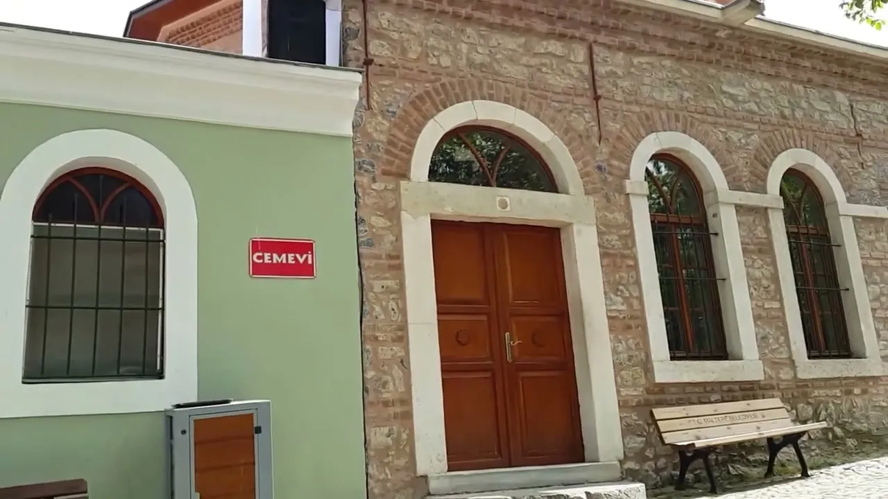Cemevinin giriş kapısı