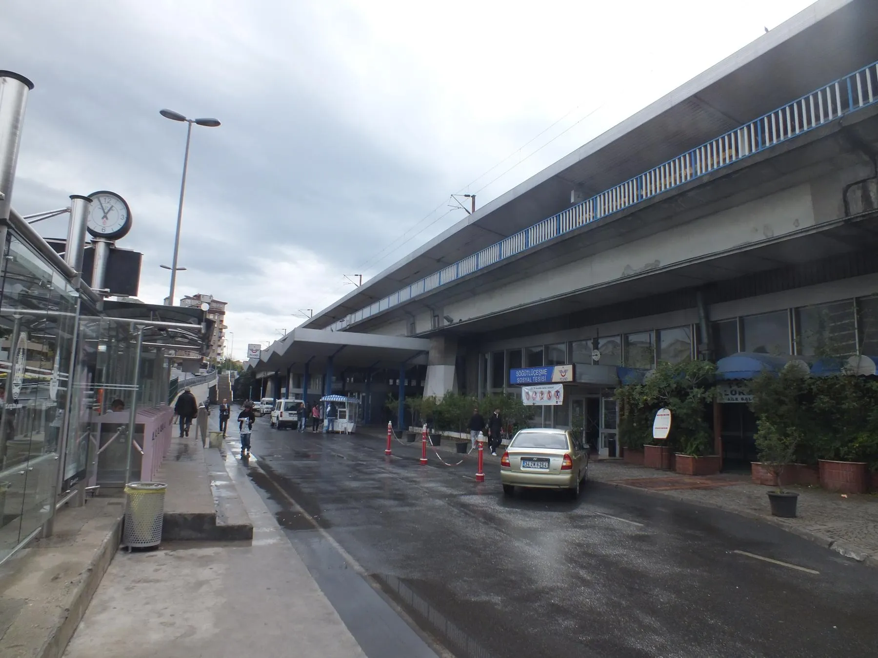 Söğütlüçeşme’de metrobüs ve demiryolu arasındaki geçiş alanı, Mart 2011