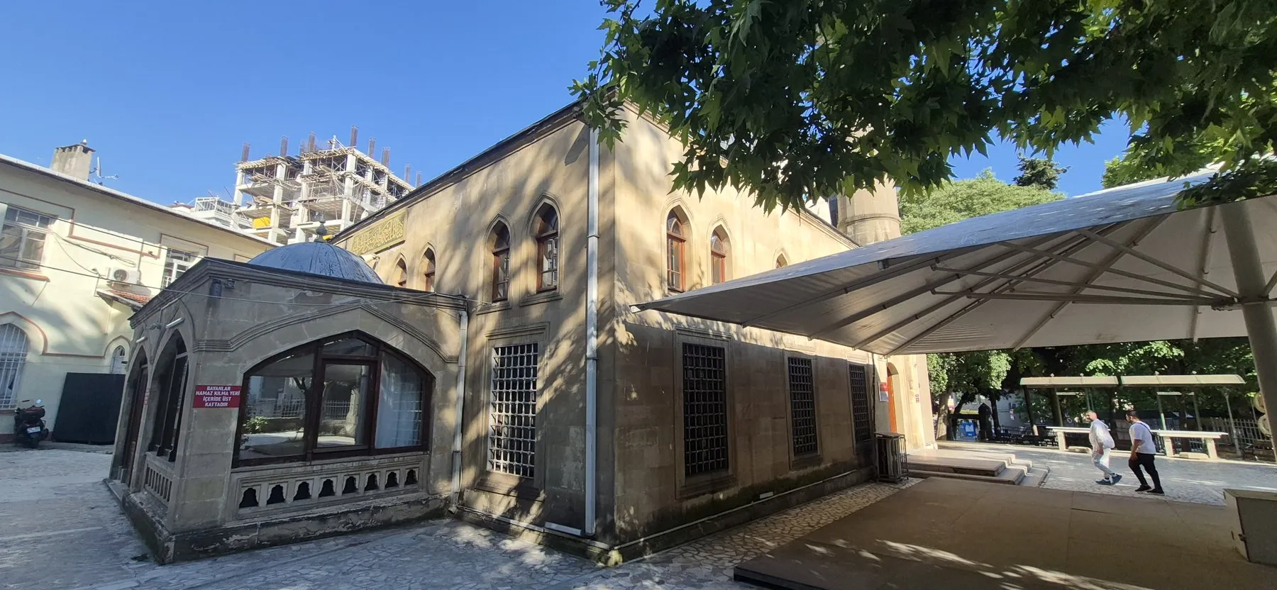 Kuloğlu Camii’nin giriş bölümü, Mayıs 2026