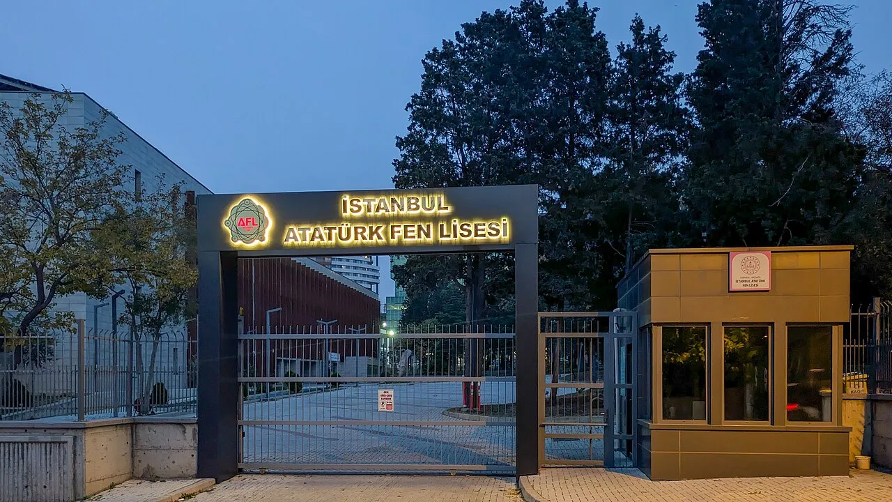 Atatürk Fen Lisesi’nin ışıklı tabelası