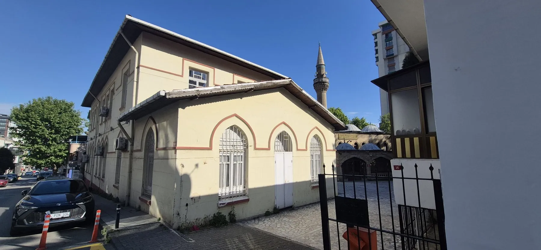 Cami yanındaki Bostancı Halk Eğitimi Merkezi binası, Mayıs 2026