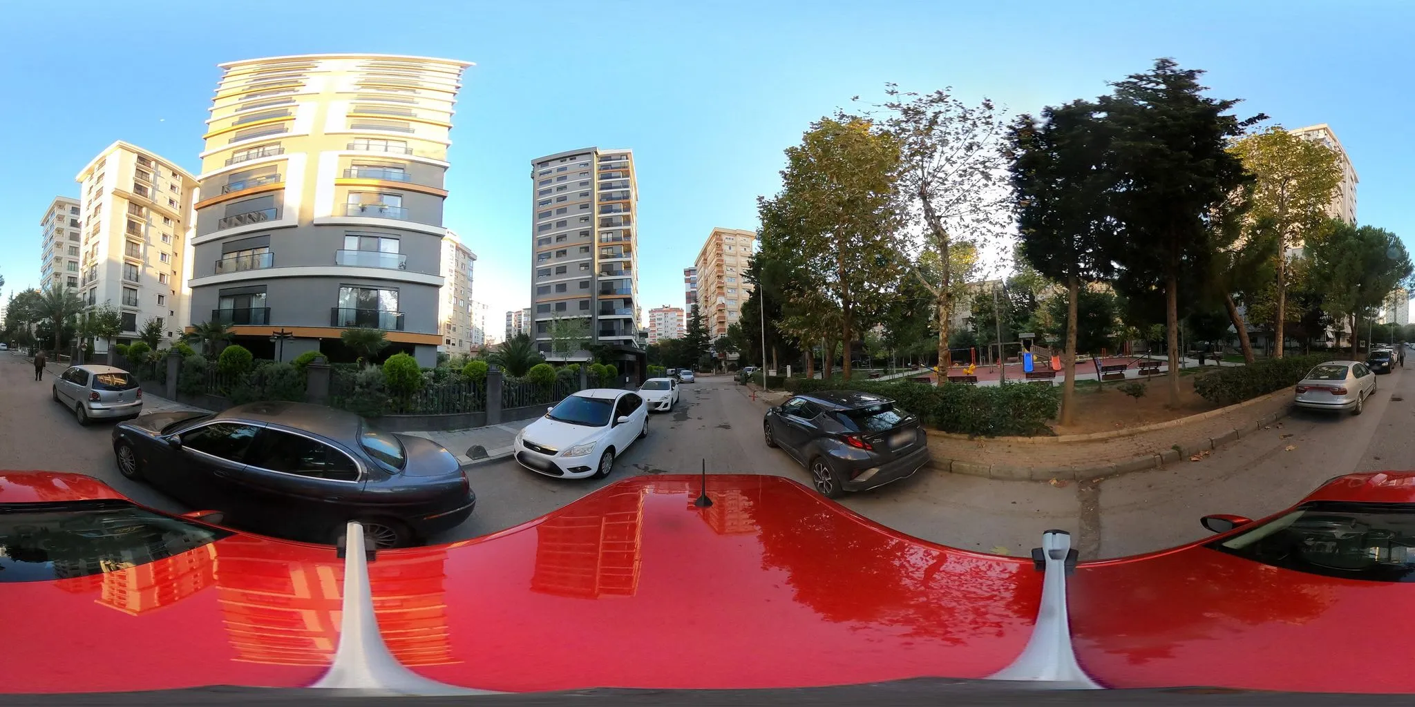 26 Mart Parkı’nın Kızıltoprak İstasyon Caddesi tarafındaki ağaçları, bankları ve oyun alanı