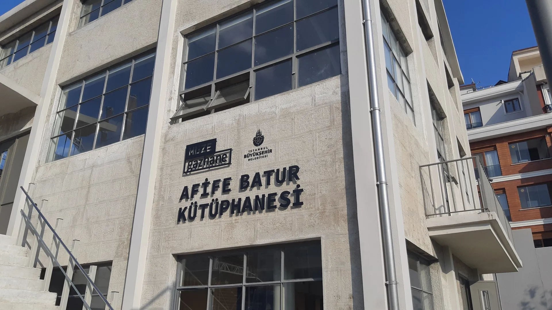 Afife Batur Kütüphanesi’nin isim levhası, 28 Eylül 2021