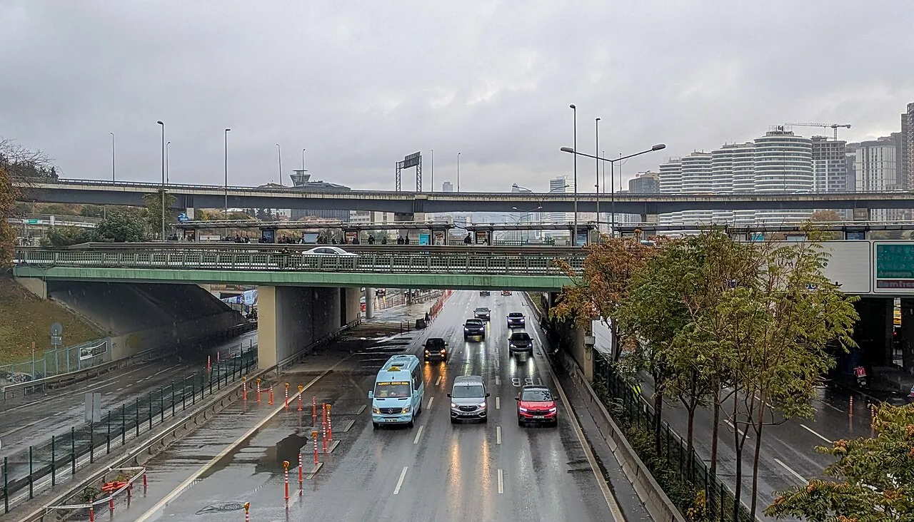 Uzunçayır’da yollar ve geçitler