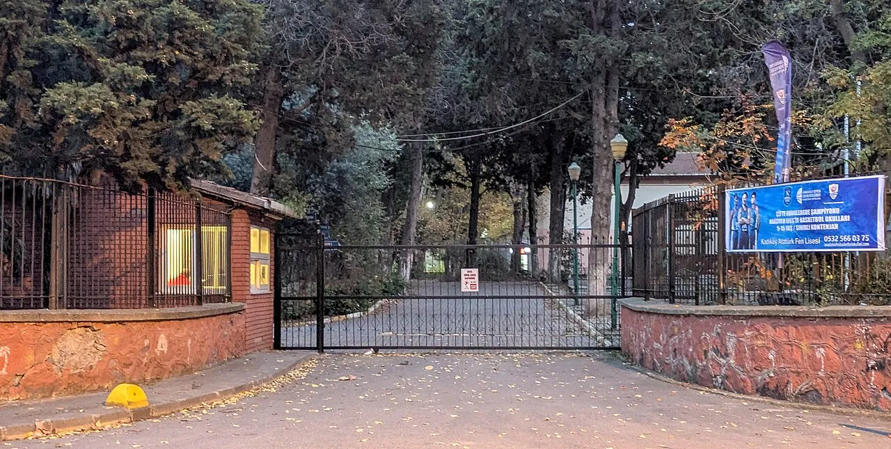 Atatürk Fen Lisesi’nde bahçe girişi