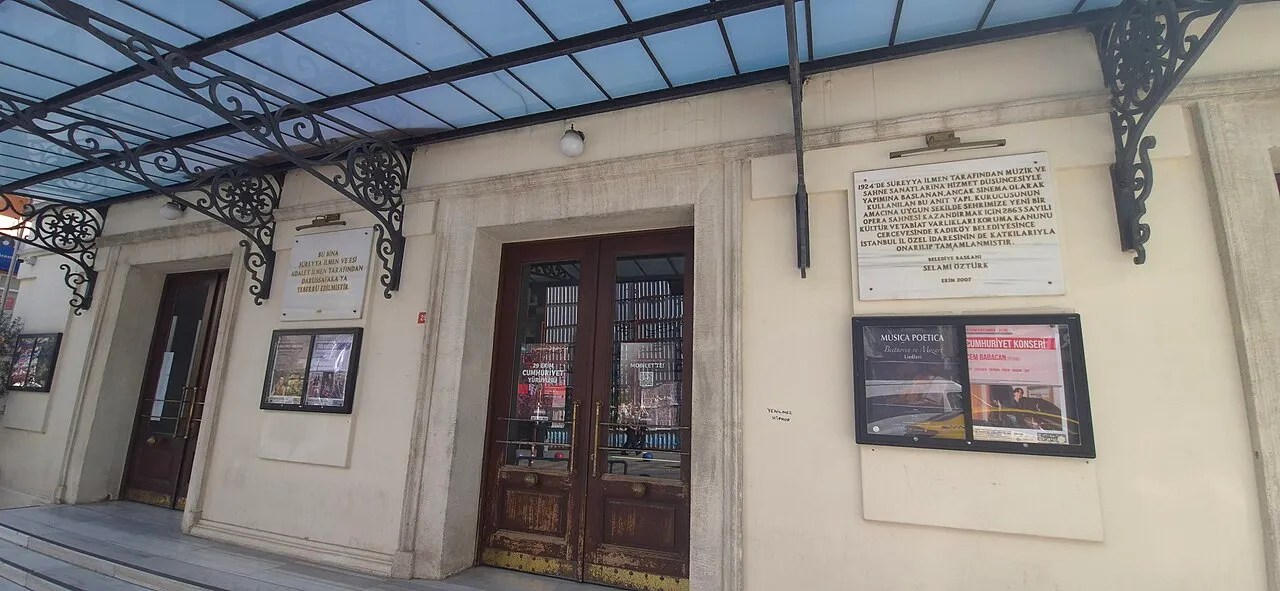 Süreyya Operası’nın afişler ve kabartmalarla çevrili girişi