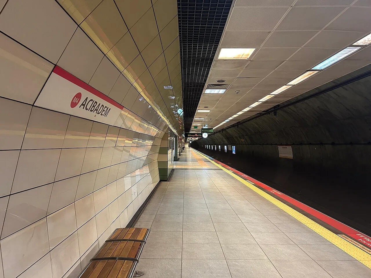 M4 Acıbadem peronu
