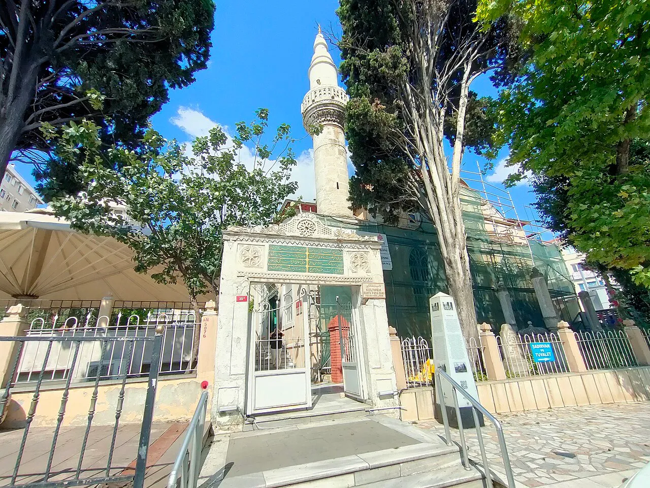 Kızıltoprak’ta Zühtü Paşa Camii’nin cephesi, 2024