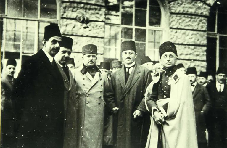 Haydarpaşa’da parti kurucularıyla · 1924–1925 dolayları