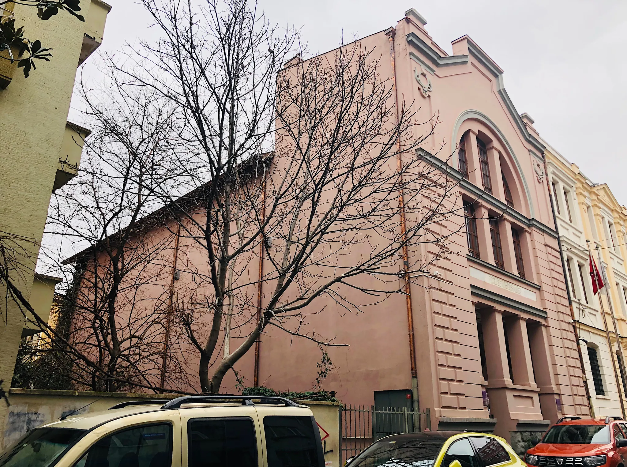 Yeldeğirmeni Sanat’ın sokak köşesinden görülen yan ve ön cepheleri