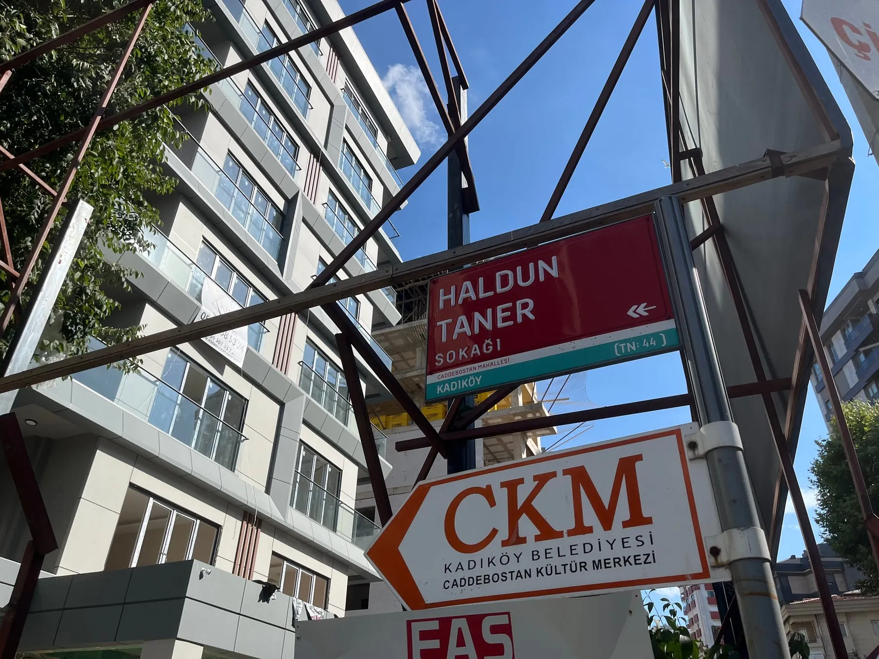 Caddebostan’da Haldun Taner Sokağı levhası ve CKM yönlendirmesi, Temmuz 2024