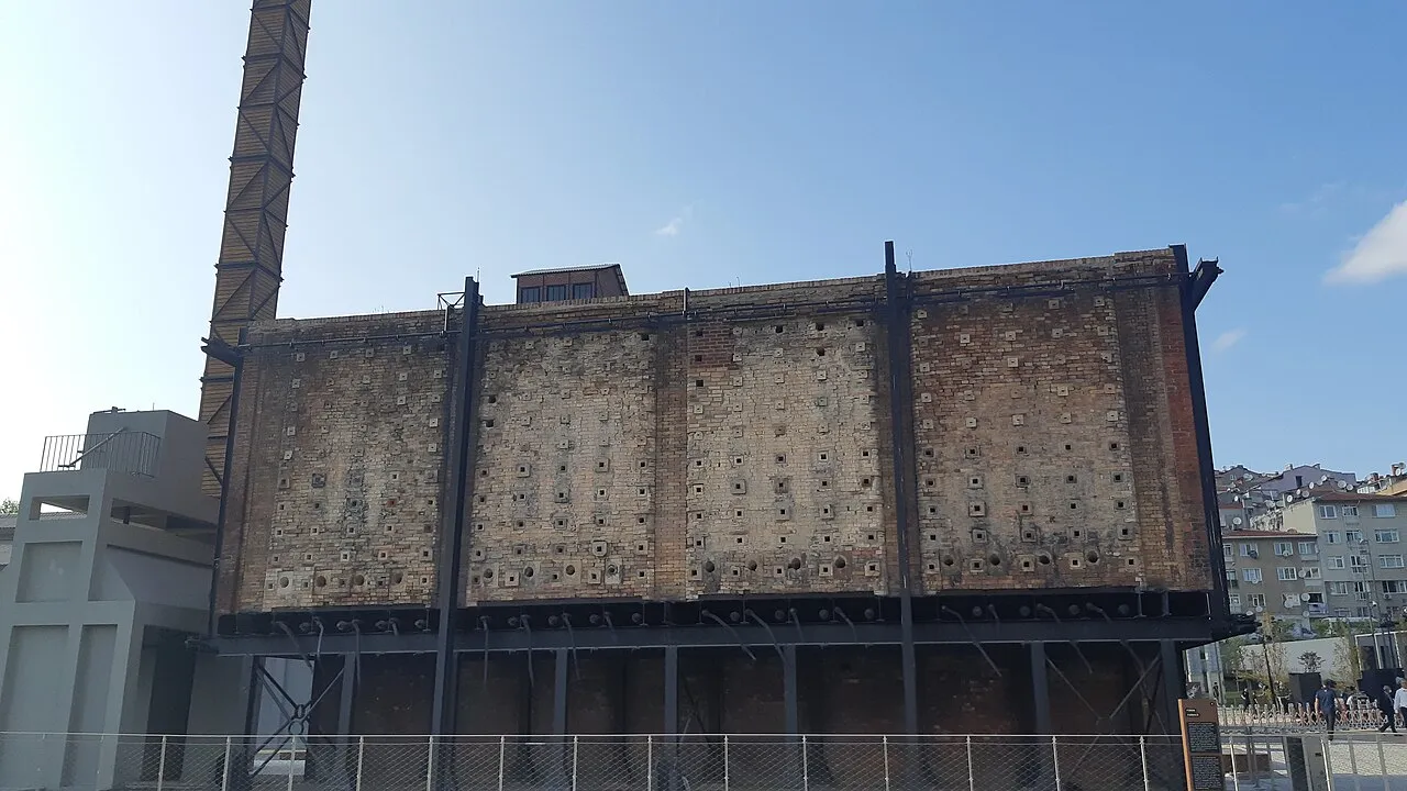 Gazhane’nin tuğla cephesi ve sanayi yapıları