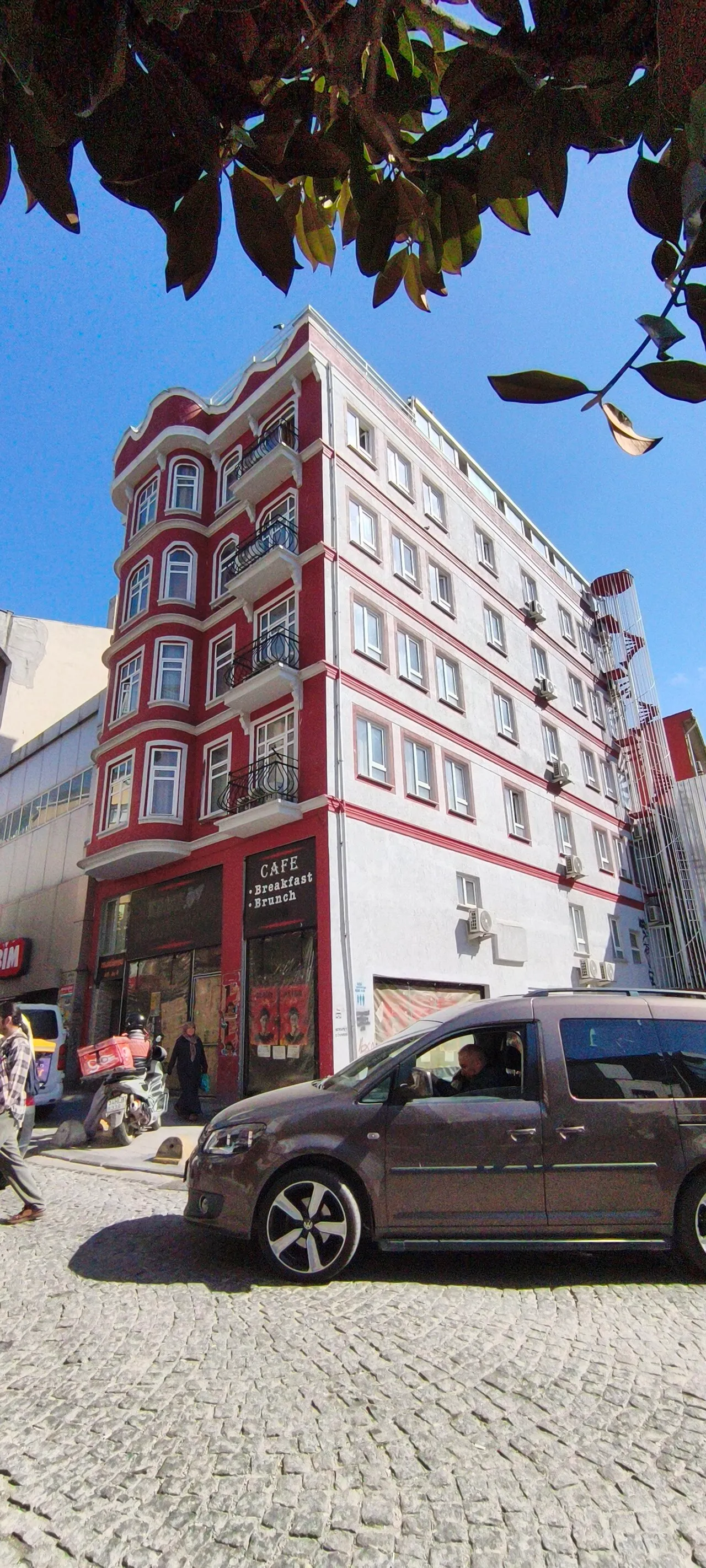 Karakolhane’de köşe apartmanı · Nisan 2026