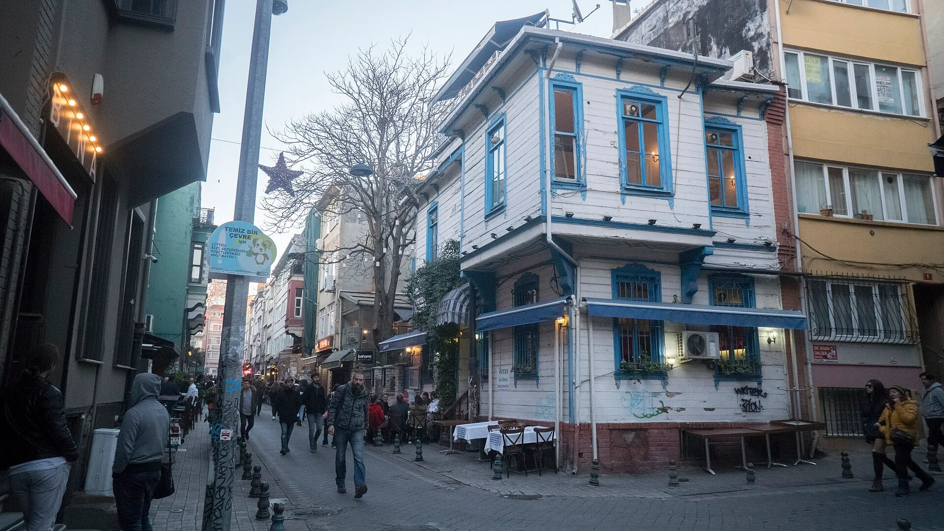 Kadife Sokak’ta köşe yapısı, Mart 2018