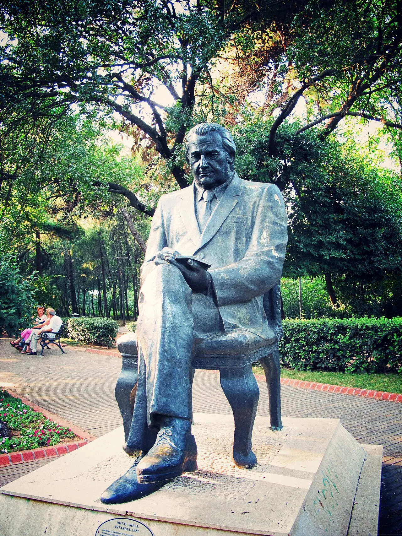 Park yolunda Oktay Akbal heykeli · Ağustos 2010