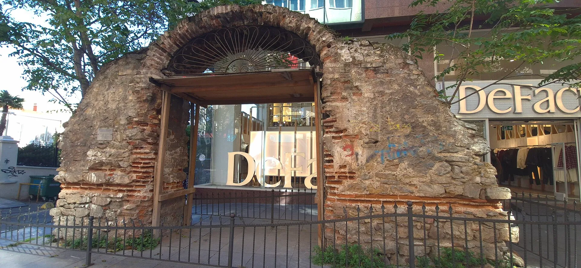 Köçeoğlu Hamamı’nın kalan kemeri, Ekim 2025