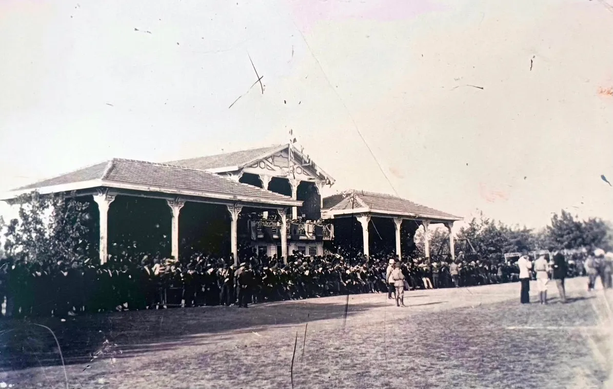 Papazın Çayırı’nda tribün ve seyirciler · 1913 tarihli İdman dergisinden