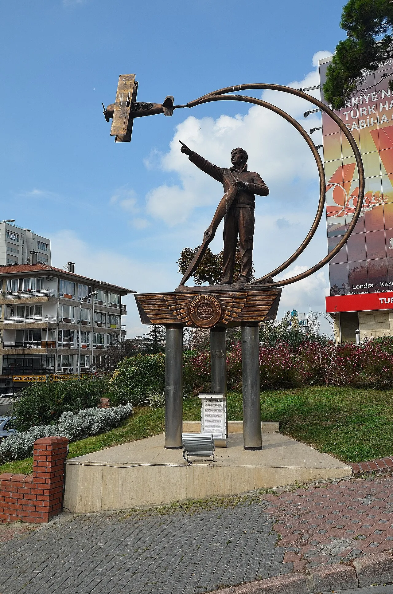 Kızıltoprak’ta Vecihi Hürkuş Anıtı · Ekim 2014