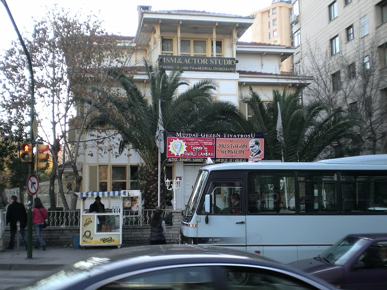 Sanat merkezinin cadde cephesi