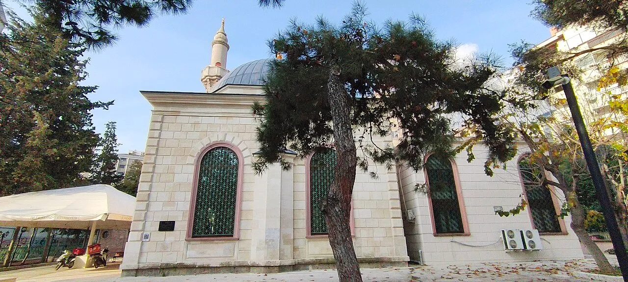Suadiye Camii’nin ağaçlarla çevrili cephesi, Aralık 2025