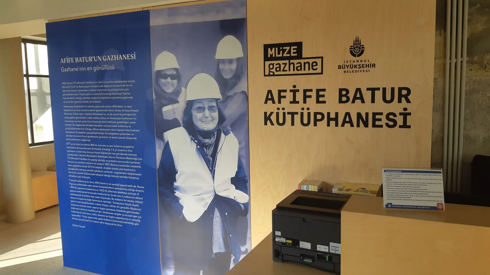 Kütüphanenin girişindeki Afife Batur panosu, 28 Eylül 2021