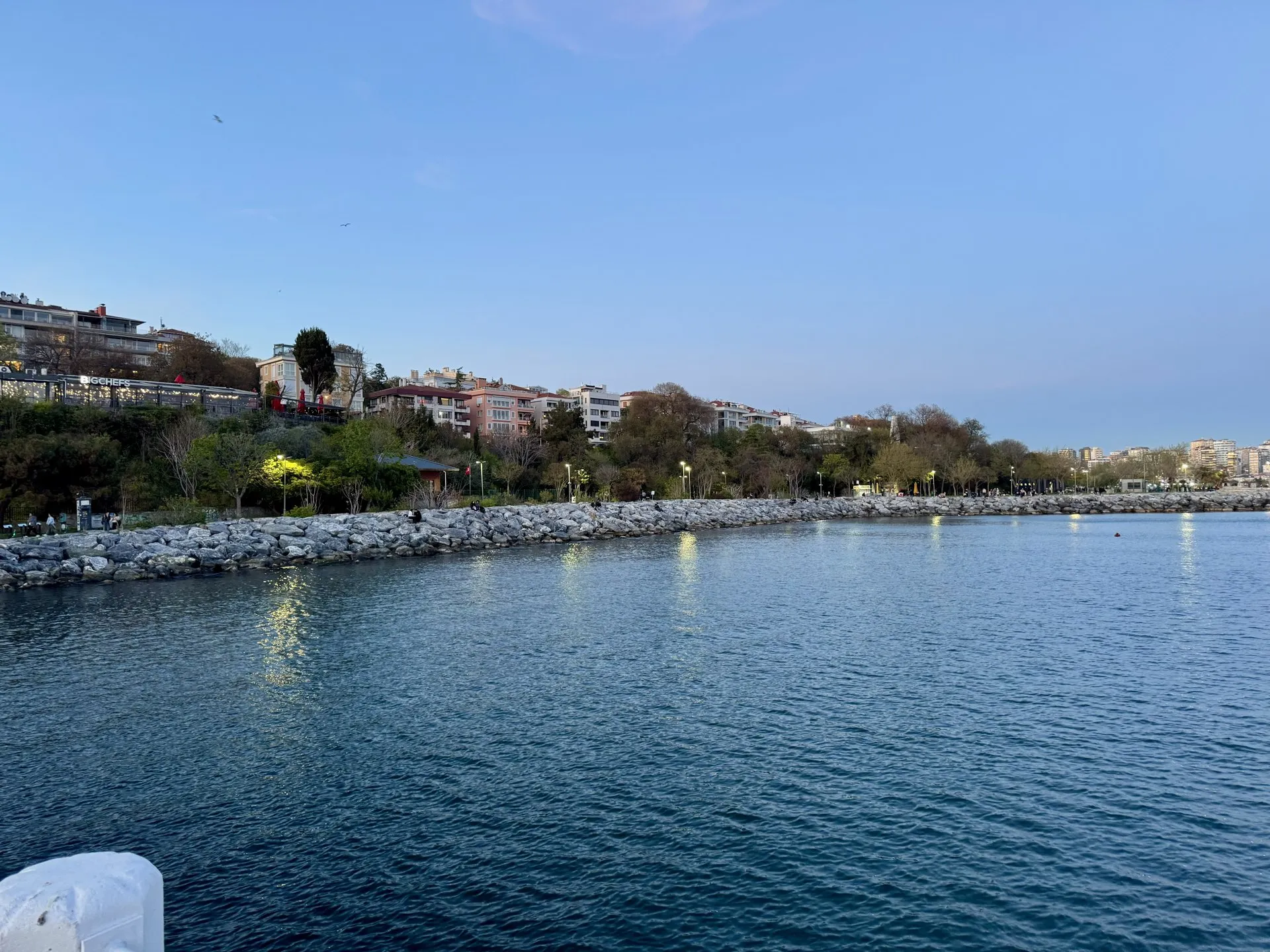 Moda kıyısında ağaçlar ve yürüyüş yolu, 28 Nisan 2026