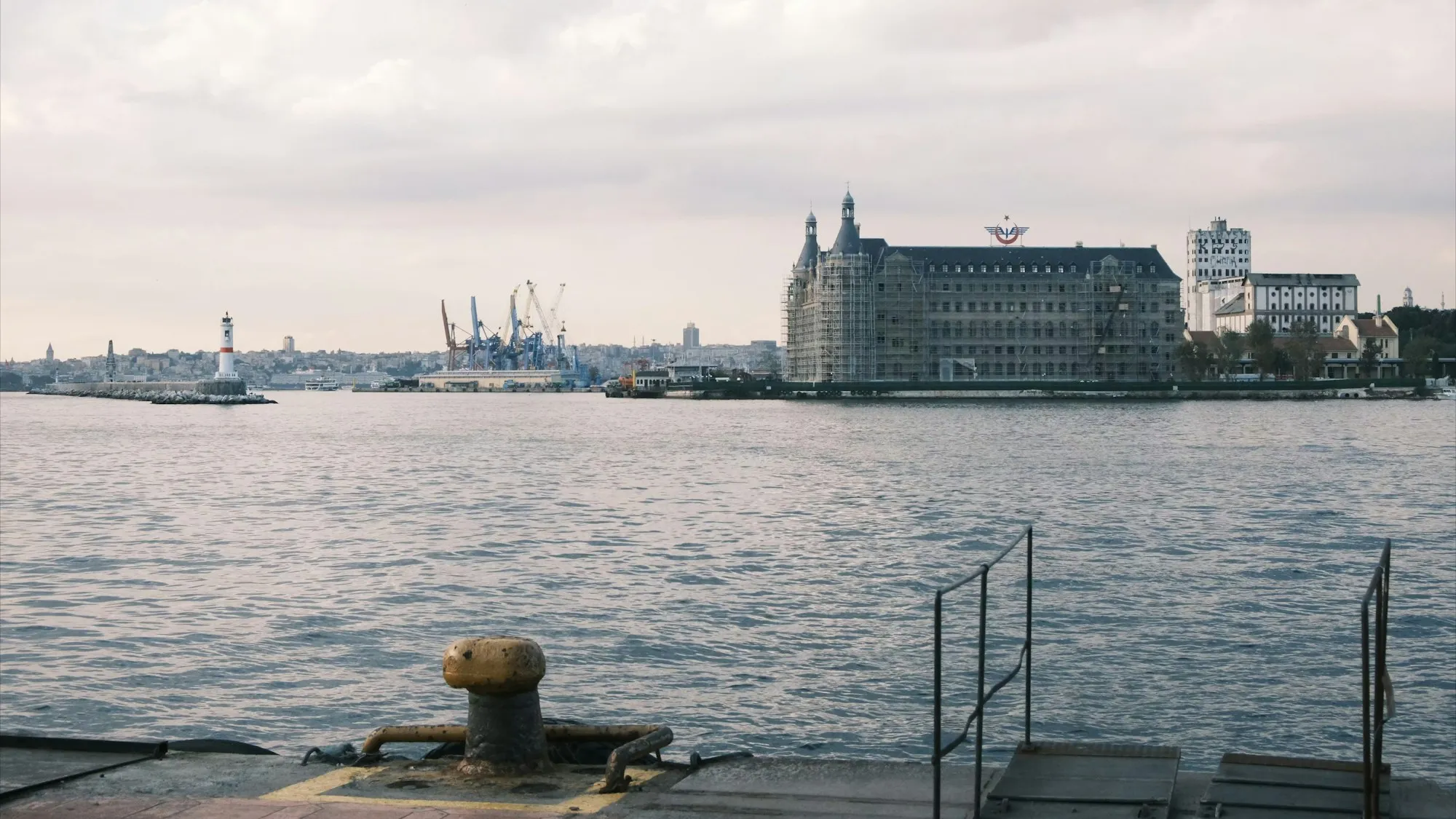 Haydarpaşa Garı ve mendirek feneri