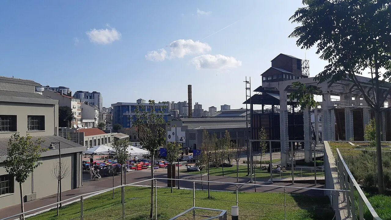 Gazhane yerleşkesindeki yeşil alanlar ve endüstri yapıları