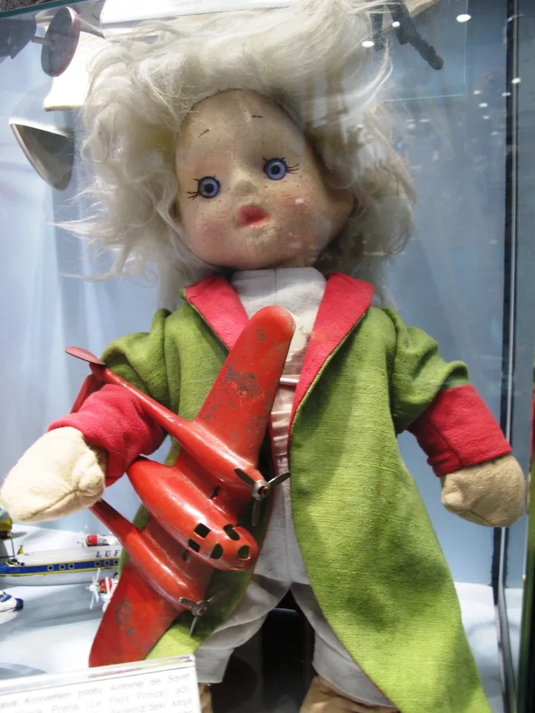 Uçak taşıyan oyuncak bebek · Ocak 2013