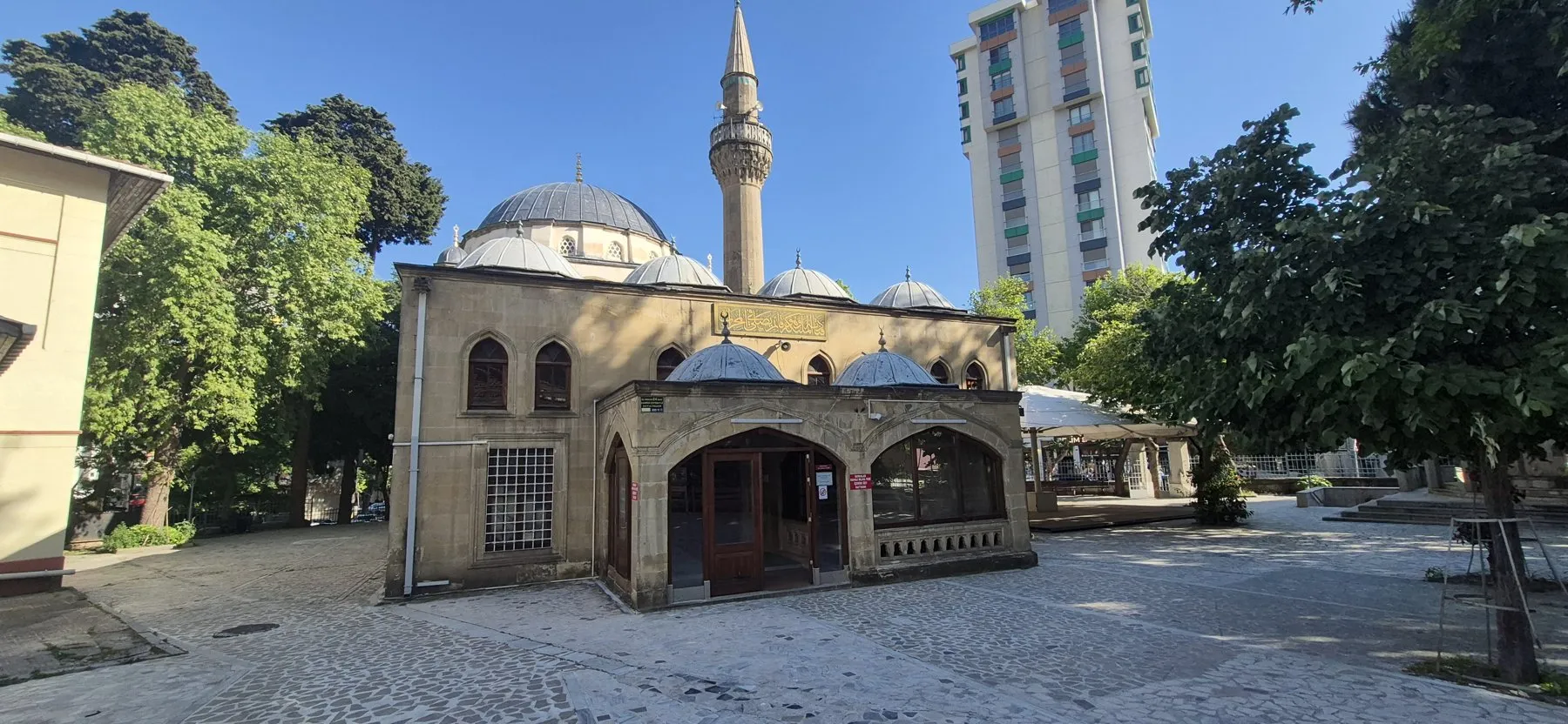 Kuloğlu Camii’nin kubbe ve giriş cephesi, Mayıs 2026