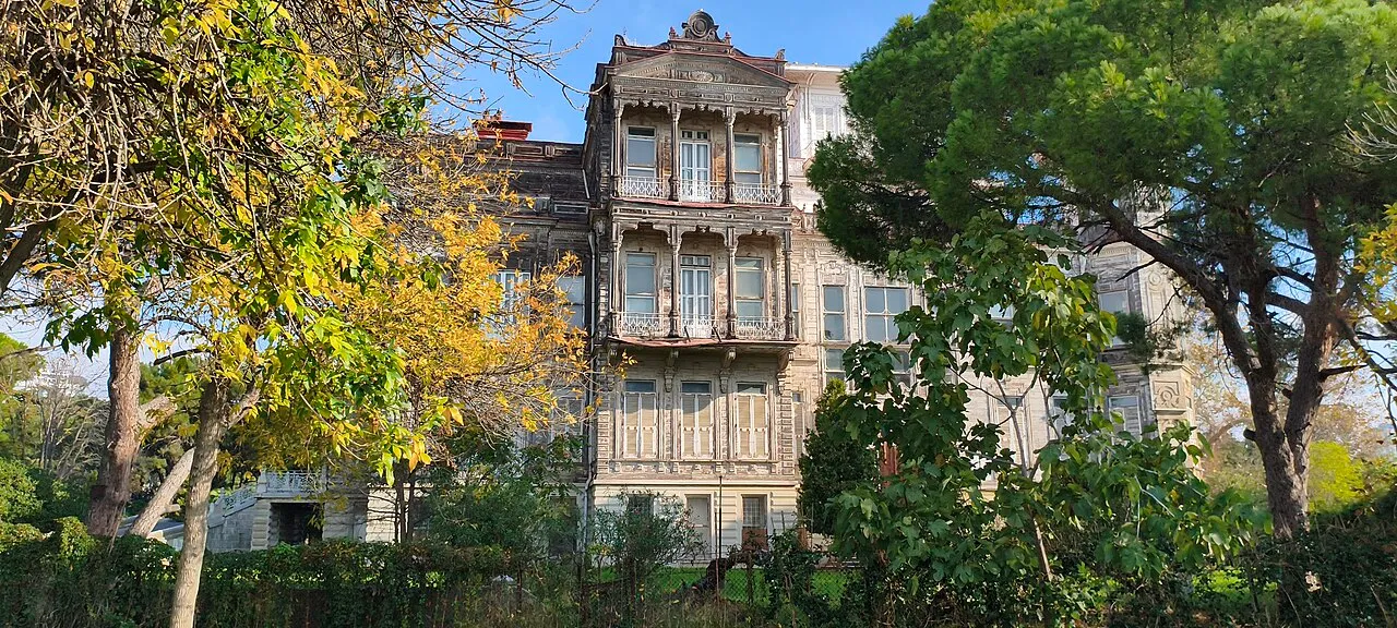 Caddebostan’da Ragıp Paşa Köşkü’nün ağaçların arasından görülen cephesi, Ekim 2025